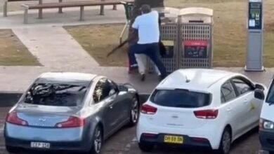 ऑस्ट्रेलिया के सिडनी स्थित बोंडी बीच पर रविवार को अज्ञात हमलावरों द्वारा की गई गोलीबारी से दहशत फैल गई। प्रत्यक्षदर्शियों के अनुसार घटनास्थल पर 50 से अधिक गोलियां चलने की आवाज़ सुनी गई और कई लोग घायल हुए। न्यू साउथ वेल्स पुलिस ने इलाके को सील कर दो लोगों को हिरासत में लिया है। प्रधानमंत्री एंथनी अल्बानीज़ ने घटना को दुखद बताया। भारत सरकार और भारतीय उच्चायोग स्थिति पर निगरानी रखे हुए हैं।