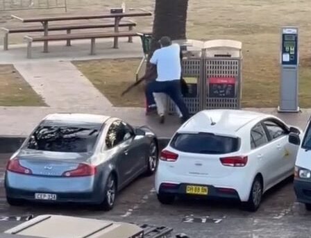 ऑस्ट्रेलिया के सिडनी स्थित बोंडी बीच पर रविवार को अज्ञात हमलावरों द्वारा की गई गोलीबारी से दहशत फैल गई। प्रत्यक्षदर्शियों के अनुसार घटनास्थल पर 50 से अधिक गोलियां चलने की आवाज़ सुनी गई और कई लोग घायल हुए। न्यू साउथ वेल्स पुलिस ने इलाके को सील कर दो लोगों को हिरासत में लिया है। प्रधानमंत्री एंथनी अल्बानीज़ ने घटना को दुखद बताया। भारत सरकार और भारतीय उच्चायोग स्थिति पर निगरानी रखे हुए हैं।