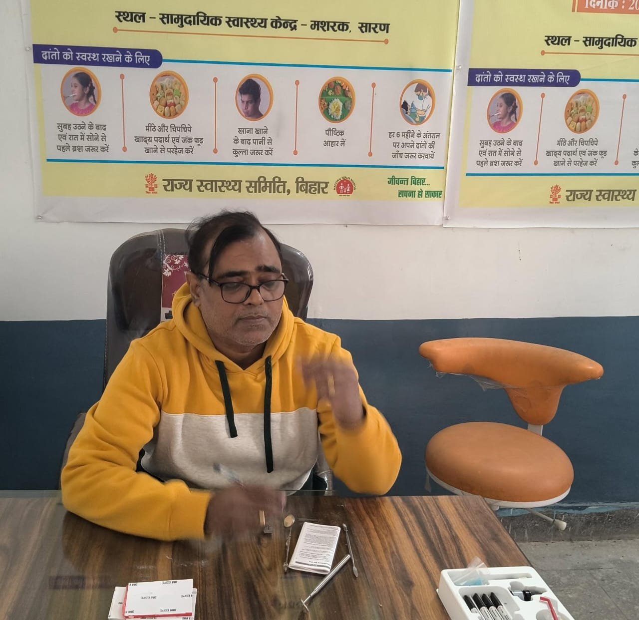 विश्व एड्स दिवस 2025 के अवसर पर स्वास्थ्य विशेषज्ञों ने कहा कि एचआईवी/एड्स से बचाव का सबसे बड़ा हथियार जागरूकता है, क्योंकि इस बीमारी का अब तक कोई स्थायी इलाज उपलब्ध नहीं है। एचआईवी शरीर की प्रतिरोधक क्षमता को कमजोर कर देता है और समय पर जांच तथा उपचार न होने पर यह एड्स में बदल सकता है। असुरक्षित यौन संबंध, संक्रमित सुई-सीरिंज, बिना जांच का रक्त और माँ से बच्चे में संक्रमण के प्रमुख कारण हैं। एआरटी दवा से वायरस नियंत्रित किया जा सकता है और संक्रमित व्यक्ति सामान्य जीवन जी सकता है। विशेषज्ञों ने सुरक्षित व्यवहार, नियमित परीक्षण और सामाजिक भ्रांतियाँ दूर करने की अपील की।