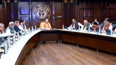 योगी सरकार ने उत्तर प्रदेश के विकास को नई गति देते हुए कई बड़े निर्णय लिए हैं। अयोध्या में 52 एकड़ में विश्व-स्तरीय मंदिर संग्रहालय टाटा सन्स द्वारा सीएसआर फंड से बनाया जाएगा। खिलाड़ियों को बड़ी राहत देते हुए अब राष्ट्रीय-अंतरराष्ट्रीय खेलों व कैंपों की संपूर्ण अवधि ड्यूटी मानी जाएगी। वाराणसी के सम्पूर्णानंद स्पोर्ट्स स्टेडियम के संचालन और नेशनल सेंटर ऑफ एक्सीलेंस की स्थापना के लिए साई के साथ एमओयू को मंजूरी मिली। इसके अलावा सभी 18 मंडलों में दिव्यांग पुनर्वास केंद्र स्थापित होंगे। बरेली और कानपुर में पेयजल नेटवर्क सुधार हेतु 582.74 करोड़ की परियोजनाएं स्वीकृत की गईं।