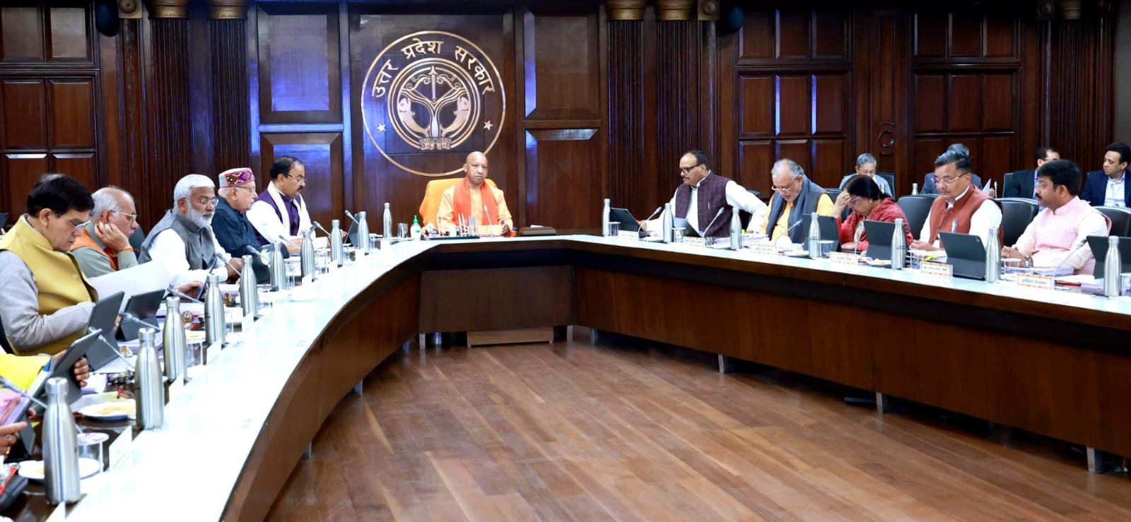 योगी सरकार ने उत्तर प्रदेश के विकास को नई गति देते हुए कई बड़े निर्णय लिए हैं। अयोध्या में 52 एकड़ में विश्व-स्तरीय मंदिर संग्रहालय टाटा सन्स द्वारा सीएसआर फंड से बनाया जाएगा। खिलाड़ियों को बड़ी राहत देते हुए अब राष्ट्रीय-अंतरराष्ट्रीय खेलों व कैंपों की संपूर्ण अवधि ड्यूटी मानी जाएगी। वाराणसी के सम्पूर्णानंद स्पोर्ट्स स्टेडियम के संचालन और नेशनल सेंटर ऑफ एक्सीलेंस की स्थापना के लिए साई के साथ एमओयू को मंजूरी मिली। इसके अलावा सभी 18 मंडलों में दिव्यांग पुनर्वास केंद्र स्थापित होंगे। बरेली और कानपुर में पेयजल नेटवर्क सुधार हेतु 582.74 करोड़ की परियोजनाएं स्वीकृत की गईं।