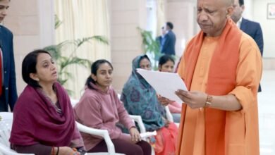 Yogi Adityanath Janata Darshan, Lucknow CM Meeting, Uttar Pradesh Government Support, Public Grievance Redressal, Police Transparency UP, CM Yogi Welfare, UP Janata Darshan News
