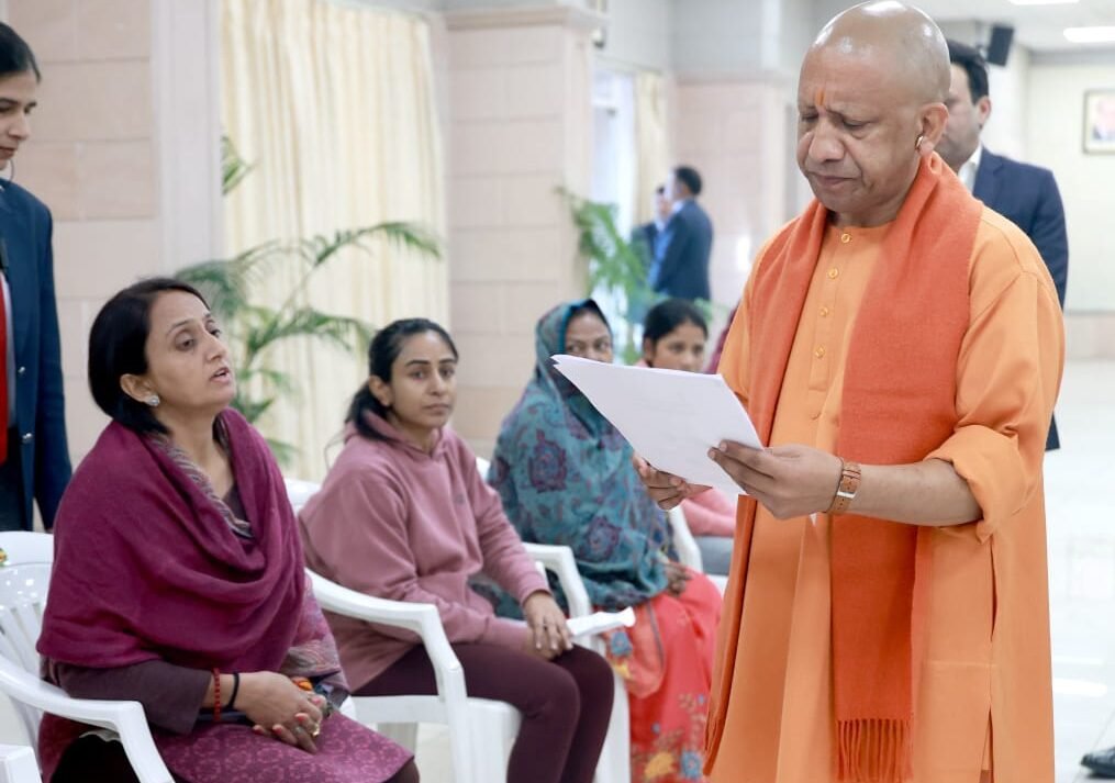 Yogi Adityanath Janata Darshan, Lucknow CM Meeting, Uttar Pradesh Government Support, Public Grievance Redressal, Police Transparency UP, CM Yogi Welfare, UP Janata Darshan News