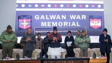 रक्षा मंत्री श्री राजनाथ सिंह ने 7 दिसंबर 2025 को लद्दाख से सीमा सड़क संगठन (बीआरओ) की 125 रणनीतिक परियोजनाओं का उद्घाटन कर उन्हें राष्ट्र को समर्पित किया। ये परियोजनाएं 2 केंद्र शासित प्रदेशों और 7 राज्यों में फैली हैं, जिनमें 28 सड़कें, 93 पुल और 4 विविध कार्य शामिल हैं। लगभग 5,000 करोड़ रुपये की लागत वाली ये परियोजनाएं बीआरओ के इतिहास में सबसे महंगी उद्घाटन परियोजनाएं हैं। श्योक सुरंग सहित इस बुनियादी ढांचे से दूरस्थ क्षेत्रों और अग्रिम सैन्य ठिकानों तक हर मौसम में कनेक्टिविटी संभव होगी, जिससे राष्ट्रीय सुरक्षा, अर्थव्यवस्था, पर्यटन और रोजगार को नई मजबूती मिलेगी।