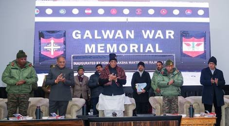 रक्षा मंत्री श्री राजनाथ सिंह ने 7 दिसंबर 2025 को लद्दाख से सीमा सड़क संगठन (बीआरओ) की 125 रणनीतिक परियोजनाओं का उद्घाटन कर उन्हें राष्ट्र को समर्पित किया। ये परियोजनाएं 2 केंद्र शासित प्रदेशों और 7 राज्यों में फैली हैं, जिनमें 28 सड़कें, 93 पुल और 4 विविध कार्य शामिल हैं। लगभग 5,000 करोड़ रुपये की लागत वाली ये परियोजनाएं बीआरओ के इतिहास में सबसे महंगी उद्घाटन परियोजनाएं हैं। श्योक सुरंग सहित इस बुनियादी ढांचे से दूरस्थ क्षेत्रों और अग्रिम सैन्य ठिकानों तक हर मौसम में कनेक्टिविटी संभव होगी, जिससे राष्ट्रीय सुरक्षा, अर्थव्यवस्था, पर्यटन और रोजगार को नई मजबूती मिलेगी।