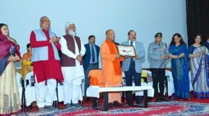 गोरखपुर सैनिक स्कूल में देश के पहले सीडीएस जनरल बिपिन रावत ऑडिटोरियम का मुख्यमंत्री योगी आदित्यनाथ ने उद्घाटन किया और उनकी प्रतिमा का अनावरण कर श्रद्धांजलि अर्पित की। सीएम योगी ने कहा कि जाति, भाषा और क्षेत्र के नाम पर समाज को बांटने वाले तत्व जयचंद और मीरजाफर जैसे पापी हैं। तात्कालिक लाभ और झूठे लॉलीपॉप से देश का कल्याण नहीं हो सकता। उन्होंने प्रधानमंत्री मोदी के पंच प्रणों को विकसित, सुरक्षित और आत्मनिर्भर भारत का पथ बताया। सीएम ने कहा कि विरासत पर गर्व, गुलामी के अवशेषों का अंत, सेना का सम्मान, सामाजिक एकता और नागरिक कर्तव्य राष्ट्र निर्माण का आधार हैं।