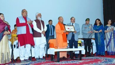 गोरखपुर सैनिक स्कूल में देश के पहले सीडीएस जनरल बिपिन रावत ऑडिटोरियम का मुख्यमंत्री योगी आदित्यनाथ ने उद्घाटन किया और उनकी प्रतिमा का अनावरण कर श्रद्धांजलि अर्पित की। सीएम योगी ने कहा कि जाति, भाषा और क्षेत्र के नाम पर समाज को बांटने वाले तत्व जयचंद और मीरजाफर जैसे पापी हैं। तात्कालिक लाभ और झूठे लॉलीपॉप से देश का कल्याण नहीं हो सकता। उन्होंने प्रधानमंत्री मोदी के पंच प्रणों को विकसित, सुरक्षित और आत्मनिर्भर भारत का पथ बताया। सीएम ने कहा कि विरासत पर गर्व, गुलामी के अवशेषों का अंत, सेना का सम्मान, सामाजिक एकता और नागरिक कर्तव्य राष्ट्र निर्माण का आधार हैं।