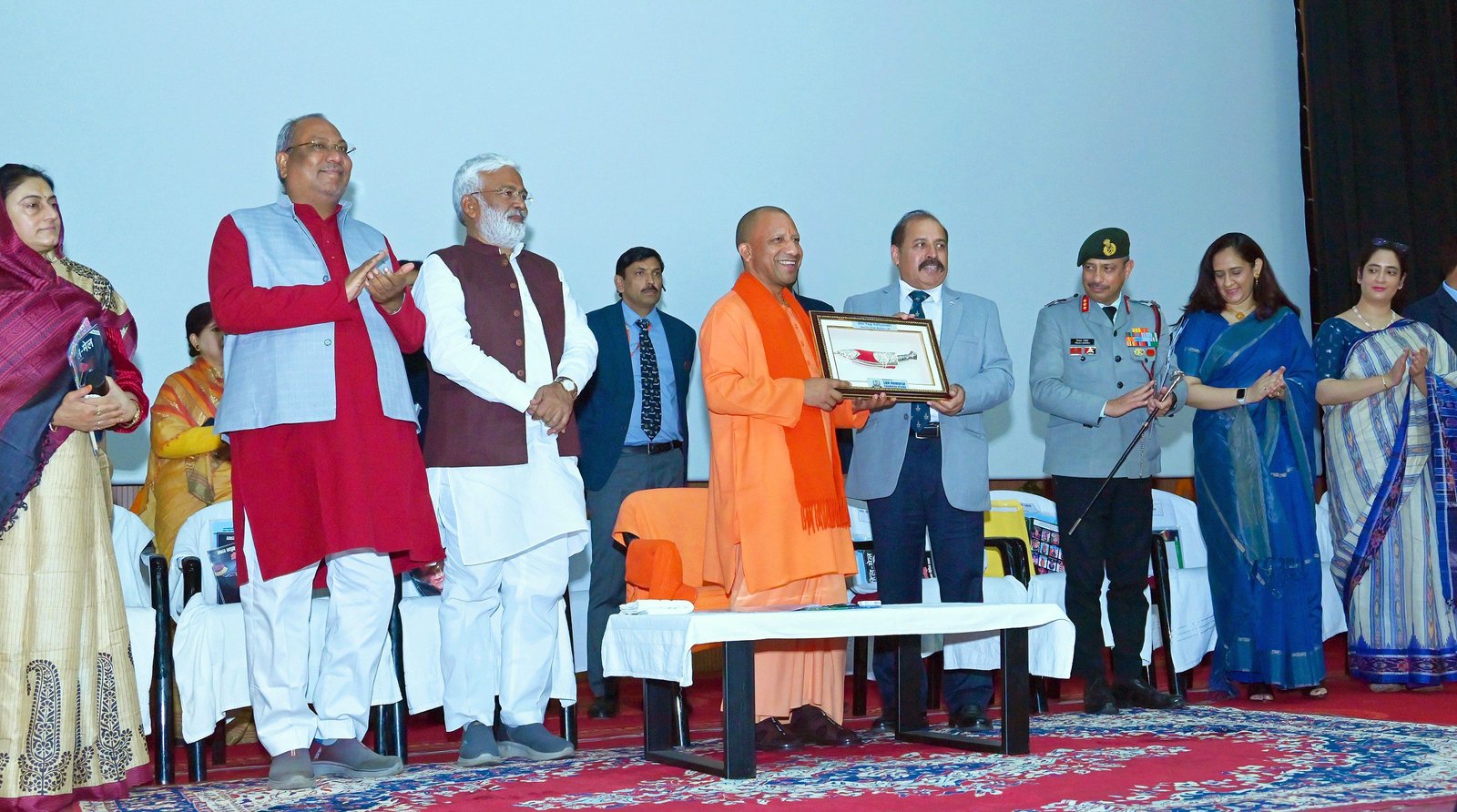 गोरखपुर सैनिक स्कूल में देश के पहले सीडीएस जनरल बिपिन रावत ऑडिटोरियम का मुख्यमंत्री योगी आदित्यनाथ ने उद्घाटन किया और उनकी प्रतिमा का अनावरण कर श्रद्धांजलि अर्पित की। सीएम योगी ने कहा कि जाति, भाषा और क्षेत्र के नाम पर समाज को बांटने वाले तत्व जयचंद और मीरजाफर जैसे पापी हैं। तात्कालिक लाभ और झूठे लॉलीपॉप से देश का कल्याण नहीं हो सकता। उन्होंने प्रधानमंत्री मोदी के पंच प्रणों को विकसित, सुरक्षित और आत्मनिर्भर भारत का पथ बताया। सीएम ने कहा कि विरासत पर गर्व, गुलामी के अवशेषों का अंत, सेना का सम्मान, सामाजिक एकता और नागरिक कर्तव्य राष्ट्र निर्माण का आधार हैं।