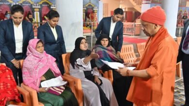 गोरखपुर में रात्रि प्रवास के बाद मुख्यमंत्री योगी आदित्यनाथ ने बुधवार सुबह गोरखनाथ मंदिर परिसर में आयोजित जनता दर्शन में लगभग 200 लोगों की समस्याएं सुनीं। उन्होंने अधिकारियों को हर शिकायत का समयबद्ध, गुणवत्तापूर्ण और पारदर्शी समाधान सुनिश्चित करने के निर्देश दिए। महिलाओं की संख्या अधिक रही और मुख्यमंत्री स्वयं लोगों के पास जाकर उनकी समस्याएं सुनते रहे। जमीन कब्जे, आगजनी तथा गंभीर बीमारियों के इलाज में आर्थिक मदद की गुहार पर भी उन्होंने तत्काल कार्रवाई और सहायता का भरोसा दिया। इसके बाद सीएम ने गोशाला में जाकर गोसेवा की, गायों को गुड़-रोटी खिलाई और मोर को भी दुलारा।