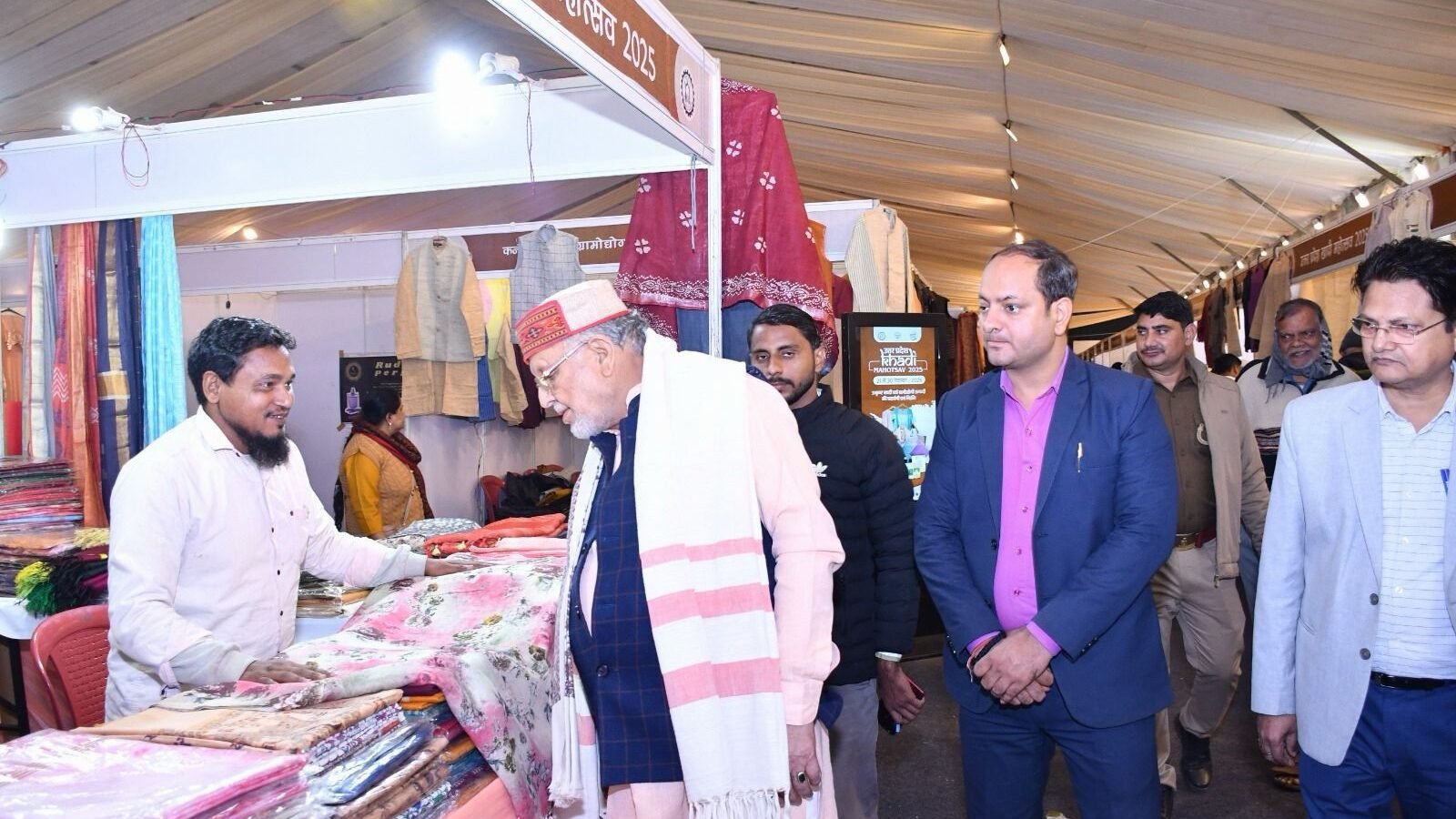 लखनऊ के गोमतीनगर स्थित केंद्रीय संस्कृत विश्वविद्यालय में आयोजित 10 दिवसीय खादी महोत्सव-2025 में इस बार बिक्री रिकॉर्ड 3.20 करोड़ तक पहुंची, जो पिछले वर्ष की तुलना में 42% अधिक है। खादी वस्त्र, हर्बल उत्पाद, जूट हस्तशिल्प और माटी कला ग्राहकों की पहली पसंद रहे। आयोजन में 160 उद्यमियों और युवाओं की उत्साहपूर्ण उपस्थिति रही।