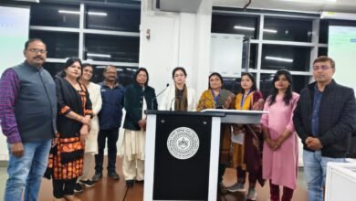 योगी सरकार परिषदीय उच्च प्राथमिक विद्यालयों को हाईटेक बनाने की दिशा में बड़ा कदम उठा रही है। वाराणसी के 10 शिक्षक आईआईटी कानपुर में एआई, कोडिंग और साइबर सिक्योरिटी का प्रशिक्षण लेकर लौटे हैं, जो अब कक्षा 6–8 के बच्चों को आधुनिक तकनीक आधारित शिक्षा देंगे। यह प्रशिक्षण शिक्षकों की दक्षता बढ़ाने के साथ सरकारी स्कूलों में पढ़ने वाले लाखों छात्रों को डिजिटल इंडिया के अनुरूप नए अवसर प्रदान करेगा। इस पहल से अभिभावकों का भरोसा भी मजबूत होगा।