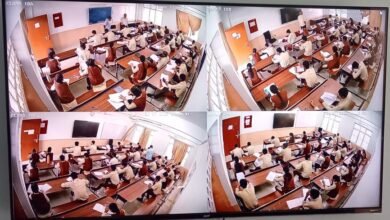 उत्तर प्रदेश सरकार ने शिक्षा व्यवस्था को आधुनिक तकनीक से जोड़ते हुए लखनऊ में अत्याधुनिक “अटल कमांड सेंटर” स्थापित किया है। यहां से 18 जिलों के अटल आवासीय विद्यालयों की 360° लाइव मॉनिटरिंग, डेली अटेंडेंस, स्टाफ प्रबंधन और शिक्षा गुणवत्ता का रियल टाइम विश्लेषण किया जाता है। जीरो ब्लाइंड स्पॉट सीसीटीवी सिस्टम, क्यूआर कोड अटेंडेंस और एकेडमिक परफॉर्मेंस एनालिसिस जैसे फीचर्स इसे देश का सबसे उन्नत शिक्षा मॉनिटरिंग मॉडल बनाते हैं।