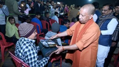 मुख्यमंत्री योगी आदित्यनाथ ने गोरखपुर में रैन बसेरों का निरीक्षण कर शीतलहर से जरूरतमंदों की सुरक्षा सुनिश्चित करने के निर्देश दिए। उन्होंने सभी रैन बसेरों में पर्याप्त बिस्तर, कंबल, साफ-सफाई और भोजन की व्यवस्था अनिवार्य रूप से उपलब्ध कराने पर जोर दिया। सीएम ने अपने हाथों से कंबल व भोजन वितरित किया और लोगों से संवाद कर उनकी जरूरतें जानीं। उन्होंने कहा कि कोई भी व्यक्ति सड़क या फुटपाथ पर न लेटे, सभी को सम्मानजनक आश्रय मिले।