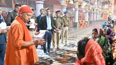 गोरखनाथ मंदिर में आयोजित जनता दर्शन में मुख्यमंत्री योगी आदित्यनाथ ने करीब 300 लोगों से मुलाकात कर उनकी समस्याएं सुनीं। जरूरतमंदों को आवास उपलब्ध कराने, गंभीर बीमारियों के इलाज के लिए आर्थिक सहायता देने और जमीन कब्जे से जुड़े मामलों पर कड़ी कार्रवाई के निर्देश दिए। उन्होंने अधिकारियों से सभी मामलों का समयबद्ध और संतोषजनक निस्तारण सुनिश्चित करने को कहा। सीएम ने भरोसा दिलाया कि धन के अभाव में किसी का इलाज नहीं रुकेगा।