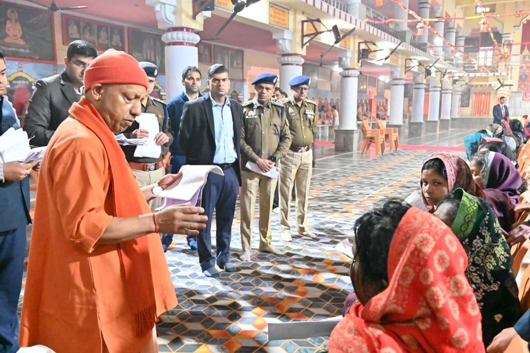 गोरखनाथ मंदिर में आयोजित जनता दर्शन में मुख्यमंत्री योगी आदित्यनाथ ने करीब 300 लोगों से मुलाकात कर उनकी समस्याएं सुनीं। जरूरतमंदों को आवास उपलब्ध कराने, गंभीर बीमारियों के इलाज के लिए आर्थिक सहायता देने और जमीन कब्जे से जुड़े मामलों पर कड़ी कार्रवाई के निर्देश दिए। उन्होंने अधिकारियों से सभी मामलों का समयबद्ध और संतोषजनक निस्तारण सुनिश्चित करने को कहा। सीएम ने भरोसा दिलाया कि धन के अभाव में किसी का इलाज नहीं रुकेगा।