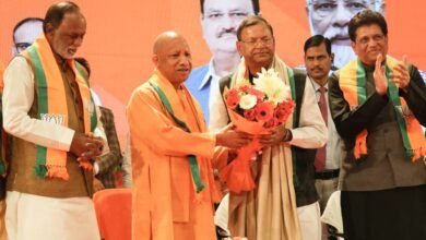 लखनऊ में आयोजित कार्यक्रम में महाराजगंज से सांसद और केंद्रीय वित्त राज्यमंत्री पंकज चौधरी को उत्तर प्रदेश भाजपा का नया प्रदेश अध्यक्ष घोषित किया गया। केंद्रीय मंत्री पीयूष गोयल ने औपचारिक घोषणा की। मुख्यमंत्री योगी आदित्यनाथ समेत कई वरिष्ठ नेता मौजूद रहे। पंकज चौधरी प्रदेश भाजपा के 17वें अध्यक्ष बने हैं। पार्टी को उम्मीद है कि उनके नेतृत्व में संगठन और सरकार के बीच बेहतर समन्वय बनेगा और 2027 विधानसभा चुनाव में भाजपा को मजबूती मिलेगी।