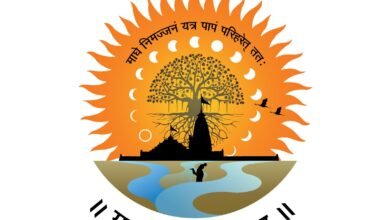 प्रयागराज के संगम तट पर 3 जनवरी से शुरू हो रहे माघ मेले के लिए बिजली विभाग ने अभूतपूर्व तैयारियां की हैं। 800 हेक्टेयर क्षेत्र में निर्बाध बिजली आपूर्ति के लिए 350 किमी एलटी और 47 किमी एचटी लाइनें बिछाई जा रही हैं। पहली बार “स्कैन टू फिक्स” तकनीक लागू होगी, जिससे QR कोड स्कैन कर बिजली व अन्य समस्याओं का त्वरित समाधान संभव होगा। सोलर लाइट्स से घाट और चौराहे जगमगाएंगे।