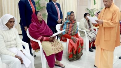 मुख्यमंत्री योगी आदित्यनाथ ने सोमवार को लखनऊ में ‘जनता दर्शन’ के माध्यम से प्रदेश के विभिन्न जिलों से आए फरियादियों से मुलाकात कर उनकी समस्याएं सुनीं। उन्होंने अधिकारियों को सख्त निर्देश दिए कि हर शिकायत का समयबद्ध और पारदर्शी निस्तारण सुनिश्चित किया जाए। सरकार सेवा, सुरक्षा और सम्मान के संकल्प के साथ कार्य कर रही है।