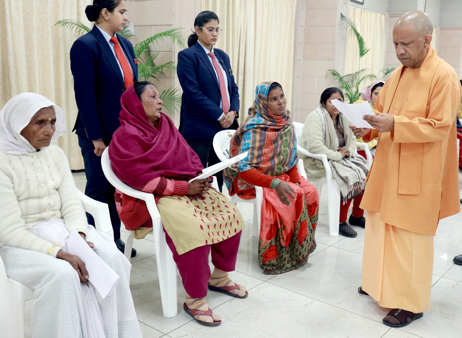 मुख्यमंत्री योगी आदित्यनाथ ने सोमवार को लखनऊ में ‘जनता दर्शन’ के माध्यम से प्रदेश के विभिन्न जिलों से आए फरियादियों से मुलाकात कर उनकी समस्याएं सुनीं। उन्होंने अधिकारियों को सख्त निर्देश दिए कि हर शिकायत का समयबद्ध और पारदर्शी निस्तारण सुनिश्चित किया जाए। सरकार सेवा, सुरक्षा और सम्मान के संकल्प के साथ कार्य कर रही है।