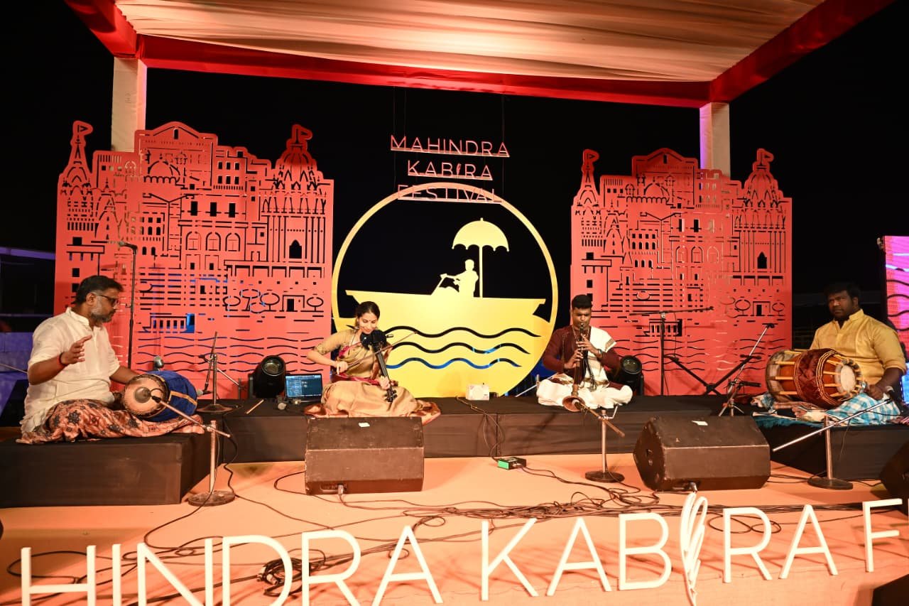 महिंद्रा समूह और टीमवर्क आर्ट्स द्वारा आयोजित महिंद्रा कबीर महोत्सव का नौवाँ संस्करण 19 से 21 दिसंबर 2025 तक वाराणसी के ऐतिहासिक घाटों पर आयोजित होगा। गंगा आरती, शास्त्रीय व लोक संगीत, संवाद, हेरिटेज वॉक और पर्यावरण-अनुकूल पहलों के साथ यह महोत्सव संत-कवि कबीर के सत्य, समावेशन और एकता के शाश्वत संदेश को जीवंत रूप में प्रस्तुत करेगा।