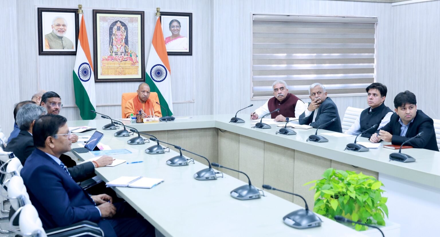 लखनऊ: मुख्यमंत्री योगी आदित्यनाथ ने कहा कि ‘एक जनपद–एक उत्पाद’ (ओडीओपी) योजना अब ओडीओपी 2.0 के रूप में नई ऊंचाई के लिए तैयार है। बदलते वैश्विक बाजार, तकनीक, गुणवत्ता और पैकेजिंग की आवश्यकताओं को ध्यान में रखते हुए सरकार का लक्ष्य स्थानीय उद्योगों और पारंपरिक उत्पादों को बड़े बाजार तथा निर्यात से जोड़ना है। बैठक में ‘एक जनपद–एक व्यंजन’ (ओडीओसी) की अवधारणा को भी आगे बढ़ाने पर जोर दिया गया, जिससे प्रदेश की खाद्य परंपराओं को वैश्विक पहचान मिले। ओडीओपी और ओडीओसी मिलकर उत्तर प्रदेश को ‘लोकल से ग्लोबल’ तक पहुंचाने में महत्वपूर्ण भूमिका निभाएंगे।