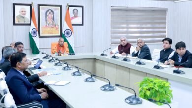 लखनऊ: मुख्यमंत्री योगी आदित्यनाथ ने कहा कि ‘एक जनपद–एक उत्पाद’ (ओडीओपी) योजना अब ओडीओपी 2.0 के रूप में नई ऊंचाई के लिए तैयार है। बदलते वैश्विक बाजार, तकनीक, गुणवत्ता और पैकेजिंग की आवश्यकताओं को ध्यान में रखते हुए सरकार का लक्ष्य स्थानीय उद्योगों और पारंपरिक उत्पादों को बड़े बाजार तथा निर्यात से जोड़ना है। बैठक में ‘एक जनपद–एक व्यंजन’ (ओडीओसी) की अवधारणा को भी आगे बढ़ाने पर जोर दिया गया, जिससे प्रदेश की खाद्य परंपराओं को वैश्विक पहचान मिले। ओडीओपी और ओडीओसी मिलकर उत्तर प्रदेश को ‘लोकल से ग्लोबल’ तक पहुंचाने में महत्वपूर्ण भूमिका निभाएंगे।