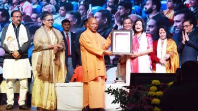 लखनऊ स्थित भातखण्डे संस्कृति विश्वविद्यालय के शताब्दी वर्ष समारोह के उद्घाटन अवसर पर मुख्यमंत्री योगी आदित्यनाथ ने कहा कि किसी भी राष्ट्र की आत्मा उसकी संस्कृति में निहित होती है। उन्होंने कला, संगीत और नाद योग को भारतीय सनातन परंपरा की पहचान बताते हुए कहा कि कलाकार भी राष्ट्र निर्माण में महत्वपूर्ण योगदान देता है। मुख्यमंत्री ने पंडित विष्णु नारायण भातखण्डे के ऐतिहासिक योगदान को स्मरण किया और विश्वविद्यालय को उत्तर प्रदेश का पहला संस्कृति विश्वविद्यालय बताया। उन्होंने कलाकारों को सुरक्षित, सम्मानित और सशक्त मंच देने की सरकार की प्रतिबद्धता दोहराई।