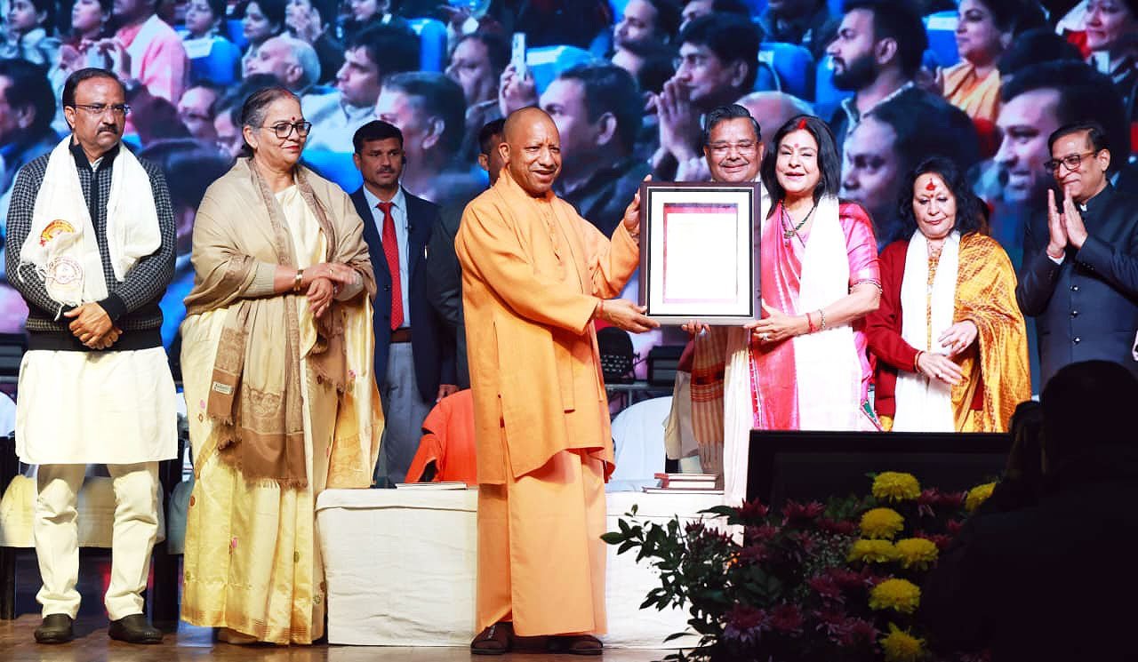 लखनऊ स्थित भातखण्डे संस्कृति विश्वविद्यालय के शताब्दी वर्ष समारोह के उद्घाटन अवसर पर मुख्यमंत्री योगी आदित्यनाथ ने कहा कि किसी भी राष्ट्र की आत्मा उसकी संस्कृति में निहित होती है। उन्होंने कला, संगीत और नाद योग को भारतीय सनातन परंपरा की पहचान बताते हुए कहा कि कलाकार भी राष्ट्र निर्माण में महत्वपूर्ण योगदान देता है। मुख्यमंत्री ने पंडित विष्णु नारायण भातखण्डे के ऐतिहासिक योगदान को स्मरण किया और विश्वविद्यालय को उत्तर प्रदेश का पहला संस्कृति विश्वविद्यालय बताया। उन्होंने कलाकारों को सुरक्षित, सम्मानित और सशक्त मंच देने की सरकार की प्रतिबद्धता दोहराई।