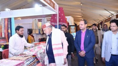 लखनऊ के गोमतीनगर स्थित केंद्रीय संस्कृत विश्वविद्यालय में आयोजित 10 दिवसीय खादी महोत्सव-2025 में इस बार बिक्री रिकॉर्ड 3.20 करोड़ तक पहुंची, जो पिछले वर्ष की तुलना में 42% अधिक है। खादी वस्त्र, हर्बल उत्पाद, जूट हस्तशिल्प और माटी कला ग्राहकों की पहली पसंद रहे। आयोजन में 160 उद्यमियों और युवाओं की उत्साहपूर्ण उपस्थिति रही।