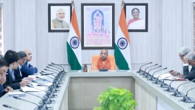 लखनऊ: मुख्यमंत्री योगी आदित्यनाथ ने शुक्रवार को विदेशी निवेश को बढ़ावा देने के लिए हुई समीक्षा बैठक में कहा कि उत्तर प्रदेश आज निवेश आकर्षित करने का भरोसेमंद राज्य बन चुका है। उन्होंने जोर दिया कि हर निवेशक के साथ निरंतर संवाद बना रहे और निवेश प्रक्रियाओं में देरी की कोई गुंजाइश न हो। वित्त वर्ष 2025-26 की सितंबर अवधि तक प्रदेश को 683 मिलियन डॉलर विदेशी निवेश प्राप्त हुआ है और संचयी एफडीआई 2,754 मिलियन डॉलर पर पहुंच गई है। जापान, अमेरिका, सिंगापुर सहित कई देशों के साथ निवेश वार्ताएं तेज हैं। मुख्यमंत्री ने ‘स्पीड, स्टेबिलिटी और सपोर्ट’ को नए उत्तर प्रदेश की पहचान बताते हुए ‘प्लग एंड प्ले’ मॉडल को लागू करने पर बल दिया।