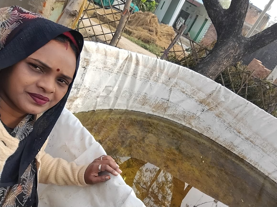 प्रयागराज मंडल के फतेहपुर जिले की रीता देवी ने ग्रामीण आजीविका मिशन से जुड़कर संघर्ष को सफलता में बदला। स्वयं सहायता समूह के माध्यम से मिले ऋण से उन्होंने मत्स्य पालन और ब्यूटी पार्लर शुरू किया। आज वे न सिर्फ आत्मनिर्भर हैं, बल्कि गांव की अन्य महिलाओं को भी स्वरोजगार की राह दिखा रही हैं।