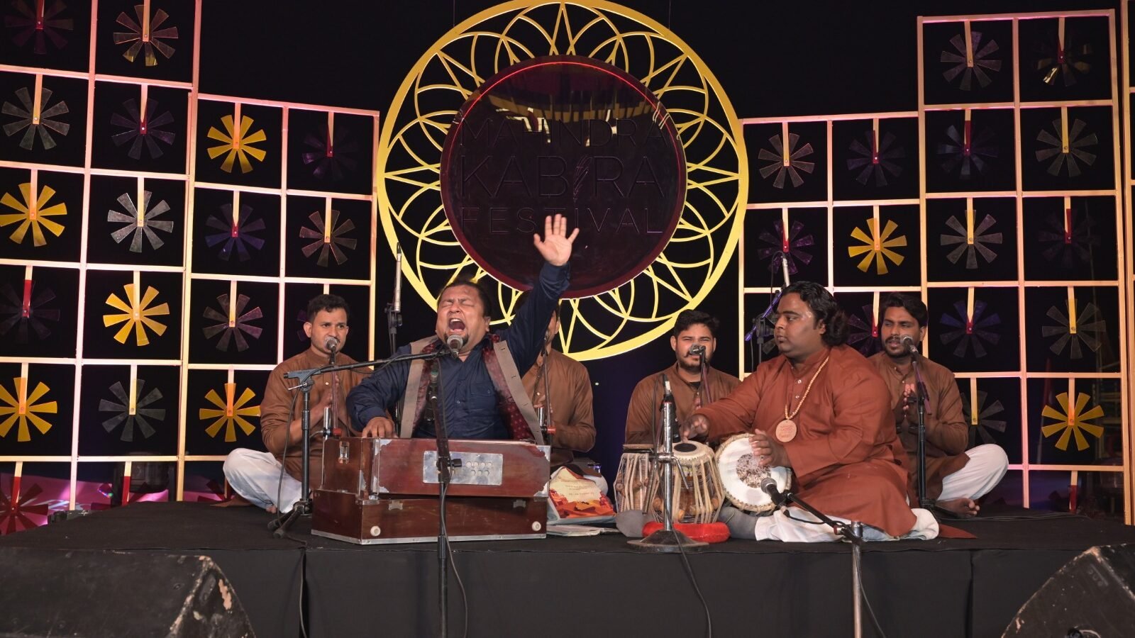 वाराणसी में 19 दिसंबर 2025 से महिंद्रा कबीरा फ़ेस्टिवल का शुभारंभ हुआ। गंगा घाटों और विरासत स्थलों पर संगीत, कविता और संवाद के माध्यम से संत कबीर के सत्य, समावेशिता और निडर विचारों का उत्सव मनाया जा रहा है। यह फ़ेस्टिवल शहर की सांस्कृतिक आत्मा से जुड़ने का अनूठा अनुभव प्रदान करता है।