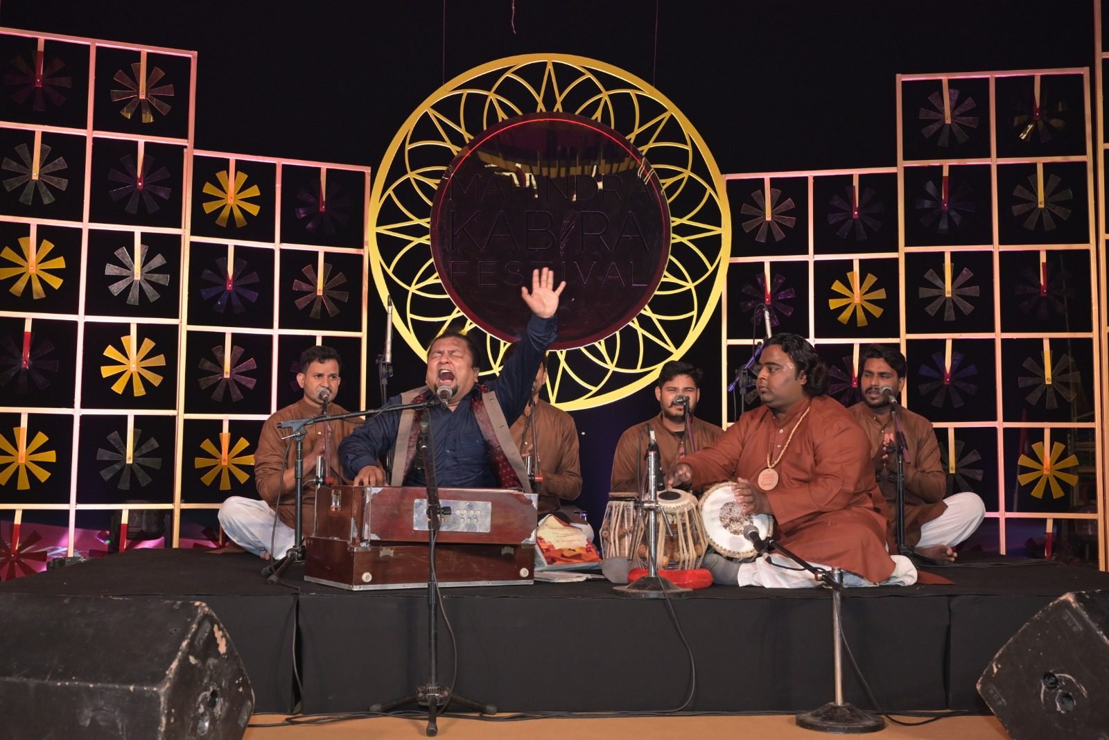 वाराणसी में 19 दिसंबर 2025 से महिंद्रा कबीरा फ़ेस्टिवल का शुभारंभ हुआ। गंगा घाटों और विरासत स्थलों पर संगीत, कविता और संवाद के माध्यम से संत कबीर के सत्य, समावेशिता और निडर विचारों का उत्सव मनाया जा रहा है। यह फ़ेस्टिवल शहर की सांस्कृतिक आत्मा से जुड़ने का अनूठा अनुभव प्रदान करता है।