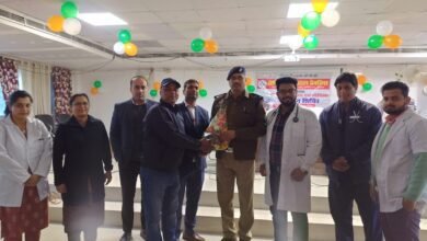 देवरिया पुलिस रक्तदान समूह के तत्वावधान में सावित्री हॉस्पिटल एवं ब्लड बैंक के सहयोग से स्वास्थ्य एवं रक्तदान शिविर आयोजित हुआ। अपर पुलिस अधीक्षक आनंद कुमार पांडेय ने शिविर का उद्घाटन किया। पुलिसकर्मियों ने बढ़-चढ़कर रक्तदान कर मानव सेवा और स्वास्थ्य जागरूकता का प्रेरणादायक संदेश दिया।