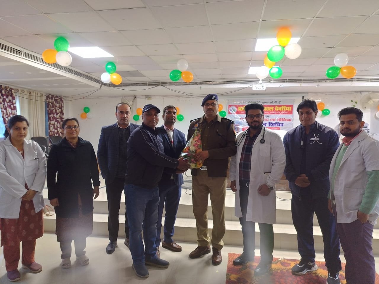 देवरिया पुलिस रक्तदान समूह के तत्वावधान में सावित्री हॉस्पिटल एवं ब्लड बैंक के सहयोग से स्वास्थ्य एवं रक्तदान शिविर आयोजित हुआ। अपर पुलिस अधीक्षक आनंद कुमार पांडेय ने शिविर का उद्घाटन किया। पुलिसकर्मियों ने बढ़-चढ़कर रक्तदान कर मानव सेवा और स्वास्थ्य जागरूकता का प्रेरणादायक संदेश दिया।