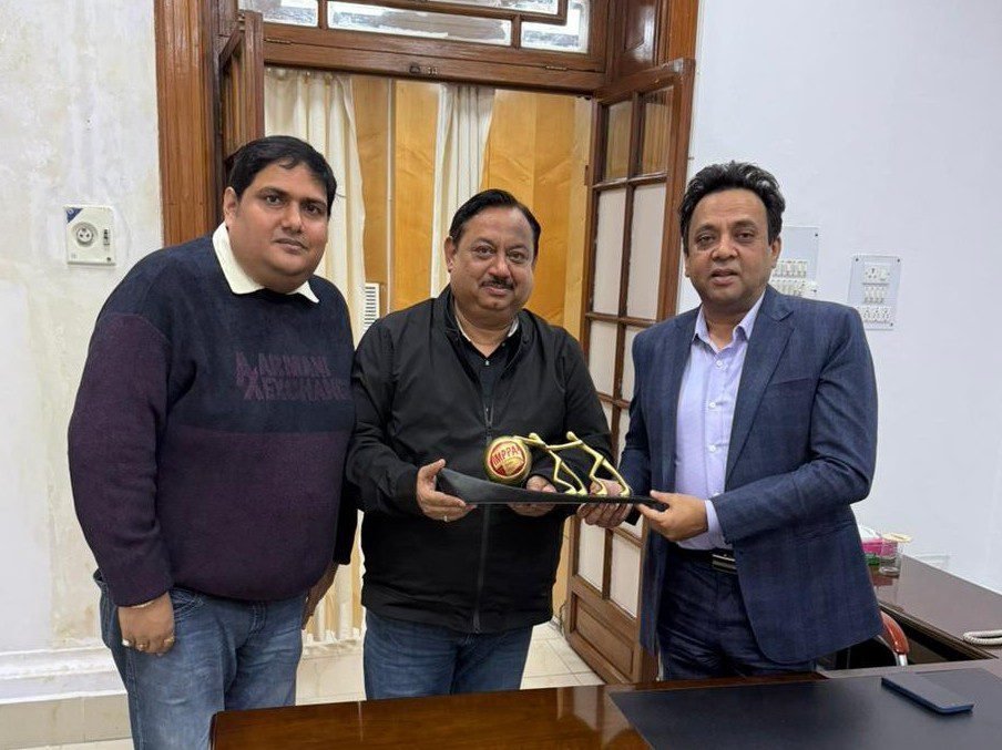 इंडियन मोशन पिक्चर प्रोड्यूसर्स एसोसिएशन के अध्यक्ष अभय सिन्हा ने लखनऊ में उत्तर प्रदेश के प्रधान सचिव संजय प्रसाद से भेंट कर राज्य में फिल्म उद्योग के भविष्य पर चर्चा की। उत्तर प्रदेश सरकार की प्रगतिशील फिल्म नीति की सराहना करते हुए इम्पा ने लखनऊ में कार्यालय खोलने की घोषणा की। मुख्यमंत्री योगी आदित्यनाथ के नेतृत्व में राज्य को फिल्म हब बनाने के प्रयासों को गति मिल रही है।