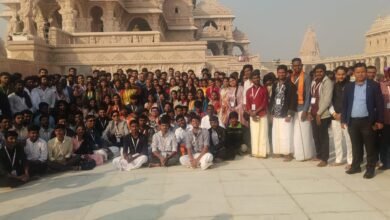 अयोध्या में काशी-तमिल संगमम के चौथे संस्करण के तहत काशी से आए 250 विशिष्ट अतिथियों का भव्य स्वागत किया गया। रामलला के दर्शन, हनुमानगढ़ी भ्रमण और राम की पैड़ी पर भावपूर्ण आरती से कार्यक्रम राममय हो उठा। भोजन व सांस्कृतिक संवाद के दौरान उत्तर-दक्षिण की सांस्कृतिक एकता का अद्भुत संगम देखने को मिला।