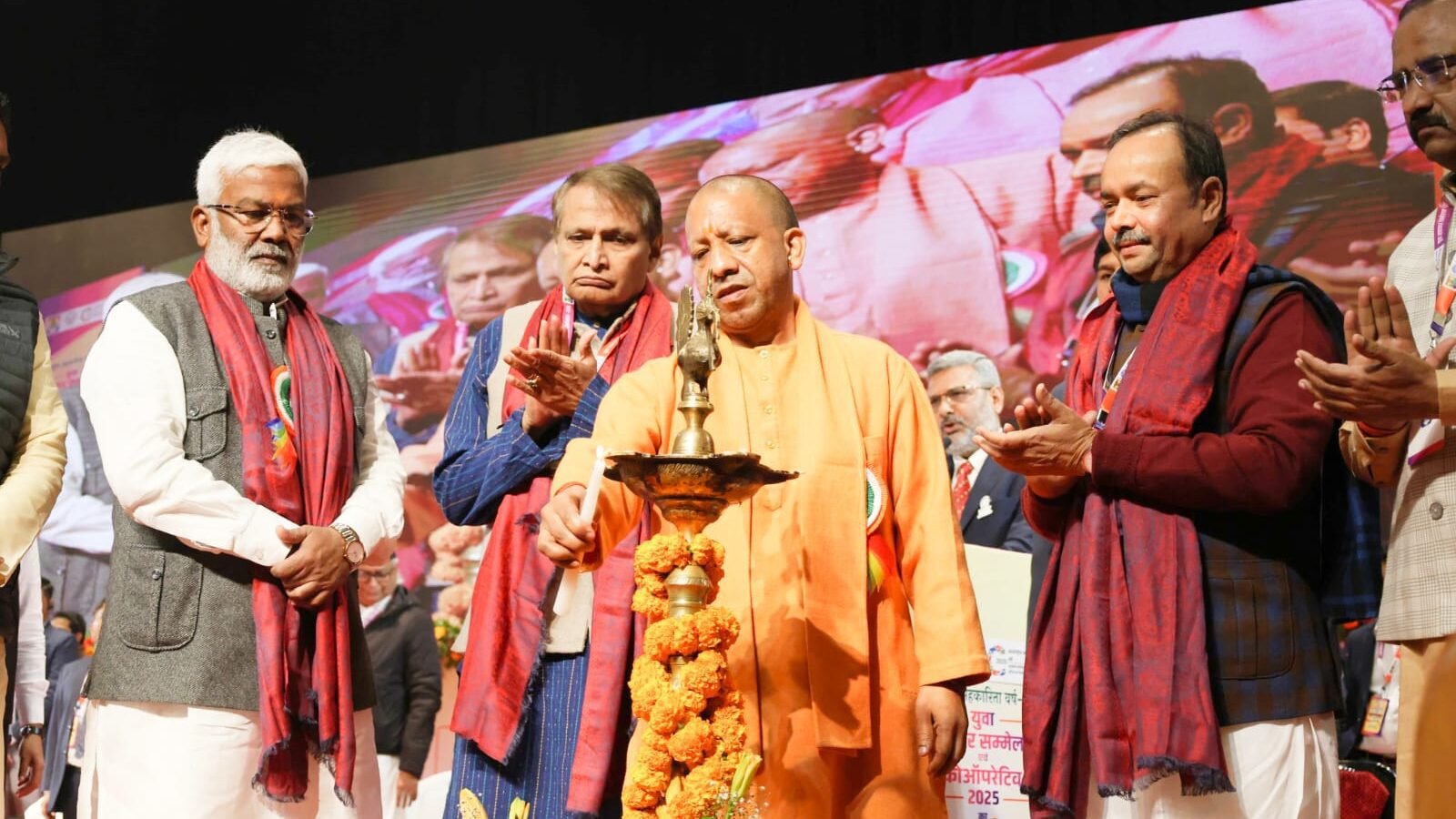 लखनऊ में अंतरराष्ट्रीय सहकारिता वर्ष 2025 के तहत आयोजित युवा सहकार सम्मेलन एवं यूपी को-ऑपरेटिव एक्सपो-2025 का शुभारंभ योगी आदित्यनाथ ने किया। इंदिरा गांधी प्रतिष्ठान के जूपिटर हॉल में आयोजित कार्यक्रम में सहकारिता विभाग की उपलब्धियों पर आधारित लघु फिल्म दिखाई गई। इस अवसर पर सुरेश प्रभु के साथ पुस्तिका का विमोचन हुआ। उत्कृष्ट कार्य करने वाले जिलाधिकारियों, सहकारी बैंकों व लाभार्थियों को सम्मानित कर ऋण चेक प्रदान किए गए।