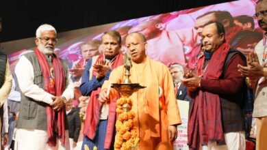लखनऊ में अंतरराष्ट्रीय सहकारिता वर्ष 2025 के तहत आयोजित युवा सहकार सम्मेलन एवं यूपी को-ऑपरेटिव एक्सपो-2025 का शुभारंभ योगी आदित्यनाथ ने किया। इंदिरा गांधी प्रतिष्ठान के जूपिटर हॉल में आयोजित कार्यक्रम में सहकारिता विभाग की उपलब्धियों पर आधारित लघु फिल्म दिखाई गई। इस अवसर पर सुरेश प्रभु के साथ पुस्तिका का विमोचन हुआ। उत्कृष्ट कार्य करने वाले जिलाधिकारियों, सहकारी बैंकों व लाभार्थियों को सम्मानित कर ऋण चेक प्रदान किए गए।