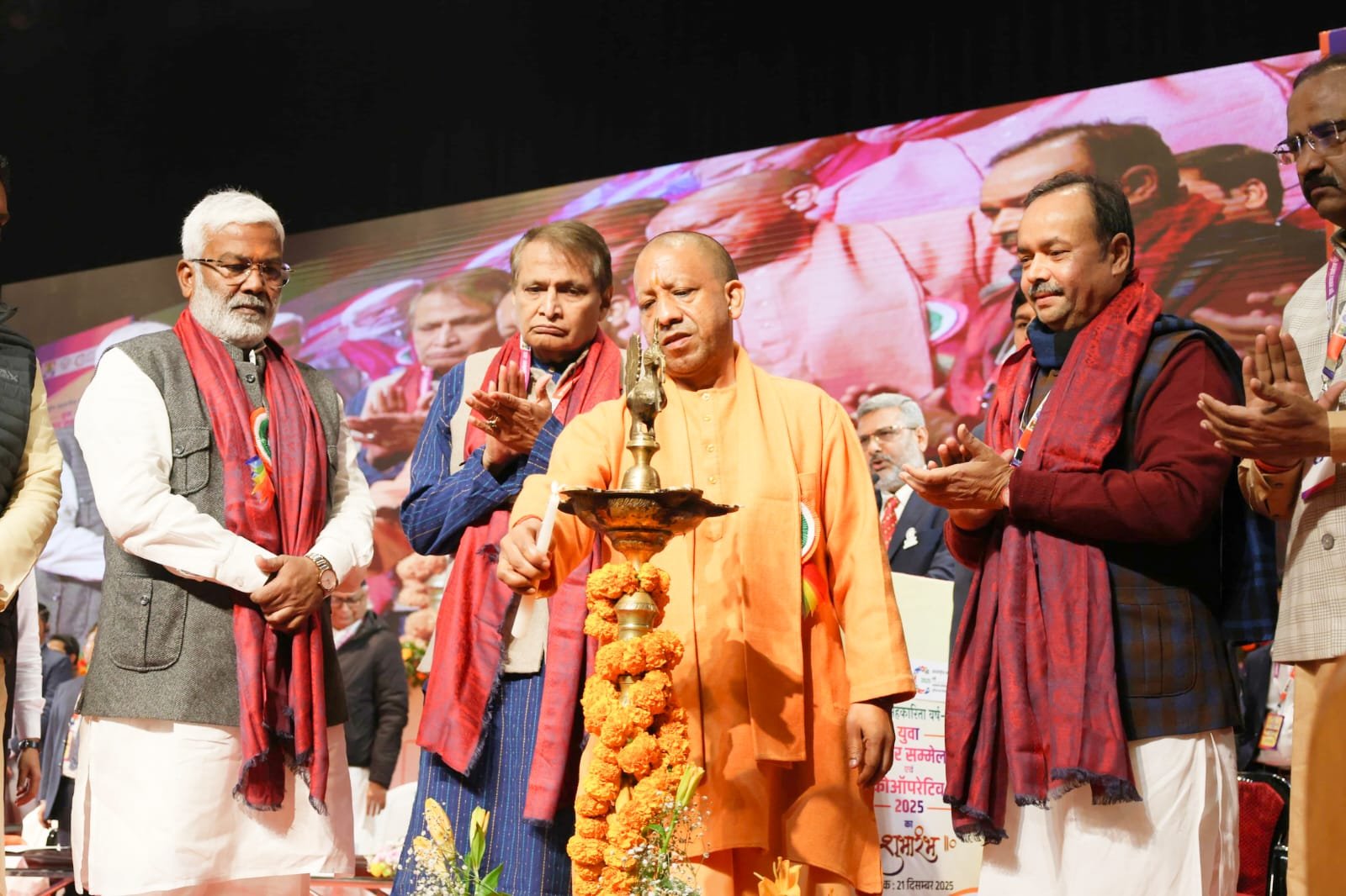 लखनऊ में अंतरराष्ट्रीय सहकारिता वर्ष 2025 के तहत आयोजित युवा सहकार सम्मेलन एवं यूपी को-ऑपरेटिव एक्सपो-2025 का शुभारंभ योगी आदित्यनाथ ने किया। इंदिरा गांधी प्रतिष्ठान के जूपिटर हॉल में आयोजित कार्यक्रम में सहकारिता विभाग की उपलब्धियों पर आधारित लघु फिल्म दिखाई गई। इस अवसर पर सुरेश प्रभु के साथ पुस्तिका का विमोचन हुआ। उत्कृष्ट कार्य करने वाले जिलाधिकारियों, सहकारी बैंकों व लाभार्थियों को सम्मानित कर ऋण चेक प्रदान किए गए।