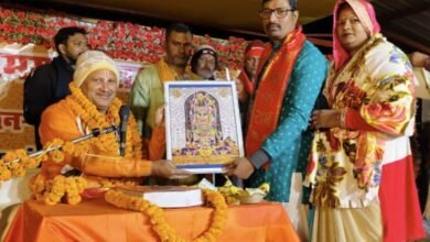 भलुअनी, देवरिया के दुर्गा मंदिर परिसर में चल रही संगीतमय श्रीराम कथा में संतदास जी महाराज ने राम वनवास और राम-भरत मिलाप का भावपूर्ण वर्णन किया। उन्होंने आज के समाज में बढ़ते नशे, दहेज, पारिवारिक विघटन और संस्कारहीनता पर करारा प्रहार करते हुए राम-भरत जैसे आदर्श संबंधों को अपनाने का आह्वान किया।