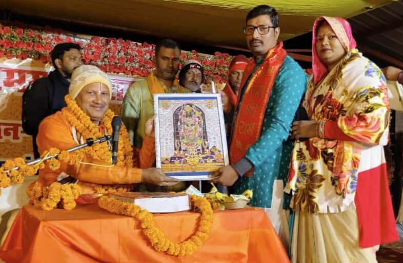 भलुअनी, देवरिया के दुर्गा मंदिर परिसर में चल रही संगीतमय श्रीराम कथा में संतदास जी महाराज ने राम वनवास और राम-भरत मिलाप का भावपूर्ण वर्णन किया। उन्होंने आज के समाज में बढ़ते नशे, दहेज, पारिवारिक विघटन और संस्कारहीनता पर करारा प्रहार करते हुए राम-भरत जैसे आदर्श संबंधों को अपनाने का आह्वान किया।