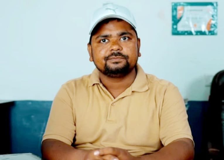 लखीमपुर खीरी के मुजाहिद शेख की कहानी योगी सरकार के आत्मनिर्भर उत्तर प्रदेश विजन की सशक्त मिसाल है। डिप्रेशन, आर्थिक तंगी और सामाजिक उपेक्षा से जूझते हुए उन्होंने मुख्यमंत्री युवा उद्यमी विकास अभियान के तहत ब्याज मुक्त ऋण लेकर डिजिटल मार्केटिंग और हेल्थ सर्विस का सफल व्यवसाय खड़ा किया। आज वे न केवल अपने परिवार का भविष्य संवार रहे हैं, बल्कि ग्रामीण युवाओं के लिए प्रेरणा और रोजगार के नए अवसर भी पैदा कर रहे हैं।