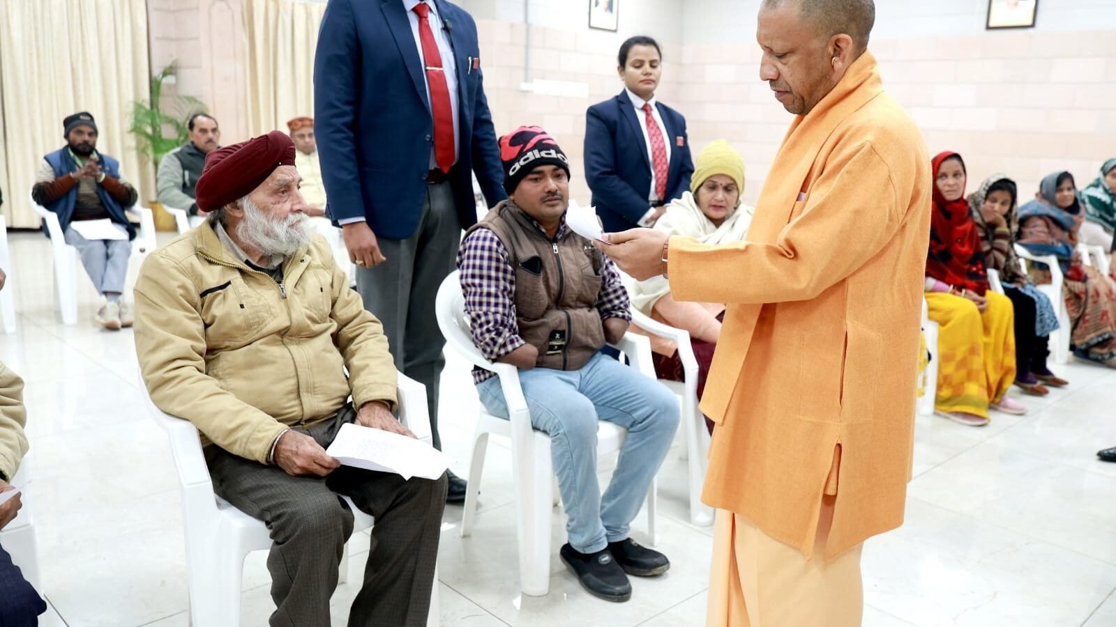 लखनऊ में सोमवार को आयोजित ‘जनता दर्शन’ में मुख्यमंत्री योगी आदित्यनाथ ने प्रदेशभर से आए फरियादियों की समस्याएं सुनीं। उन्होंने संबंधित अधिकारियों को त्वरित निस्तारण के निर्देश दिए। मुख्यमंत्री ने रैन बसेरों की व्यवस्थाओं की नियमित निगरानी, जिलों में ही शिकायतों के समाधान, इलाज हेतु आर्थिक सहायता, जमीन कब्जे पर सख्त कार्रवाई और किसानों की समस्याओं के प्राथमिक समाधान पर जोर दिया। बच्चों से संवाद कर उनका हौसला भी बढ़ाया।