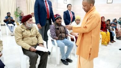लखनऊ में सोमवार को आयोजित ‘जनता दर्शन’ में मुख्यमंत्री योगी आदित्यनाथ ने प्रदेशभर से आए फरियादियों की समस्याएं सुनीं। उन्होंने संबंधित अधिकारियों को त्वरित निस्तारण के निर्देश दिए। मुख्यमंत्री ने रैन बसेरों की व्यवस्थाओं की नियमित निगरानी, जिलों में ही शिकायतों के समाधान, इलाज हेतु आर्थिक सहायता, जमीन कब्जे पर सख्त कार्रवाई और किसानों की समस्याओं के प्राथमिक समाधान पर जोर दिया। बच्चों से संवाद कर उनका हौसला भी बढ़ाया।