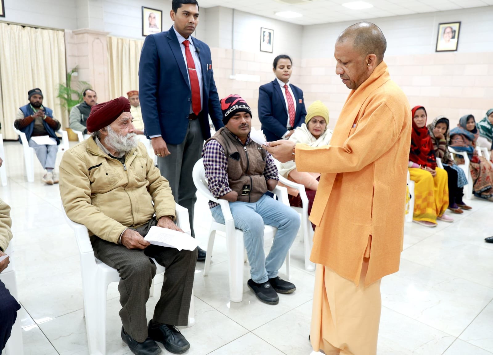 लखनऊ में सोमवार को आयोजित ‘जनता दर्शन’ में मुख्यमंत्री योगी आदित्यनाथ ने प्रदेशभर से आए फरियादियों की समस्याएं सुनीं। उन्होंने संबंधित अधिकारियों को त्वरित निस्तारण के निर्देश दिए। मुख्यमंत्री ने रैन बसेरों की व्यवस्थाओं की नियमित निगरानी, जिलों में ही शिकायतों के समाधान, इलाज हेतु आर्थिक सहायता, जमीन कब्जे पर सख्त कार्रवाई और किसानों की समस्याओं के प्राथमिक समाधान पर जोर दिया। बच्चों से संवाद कर उनका हौसला भी बढ़ाया।