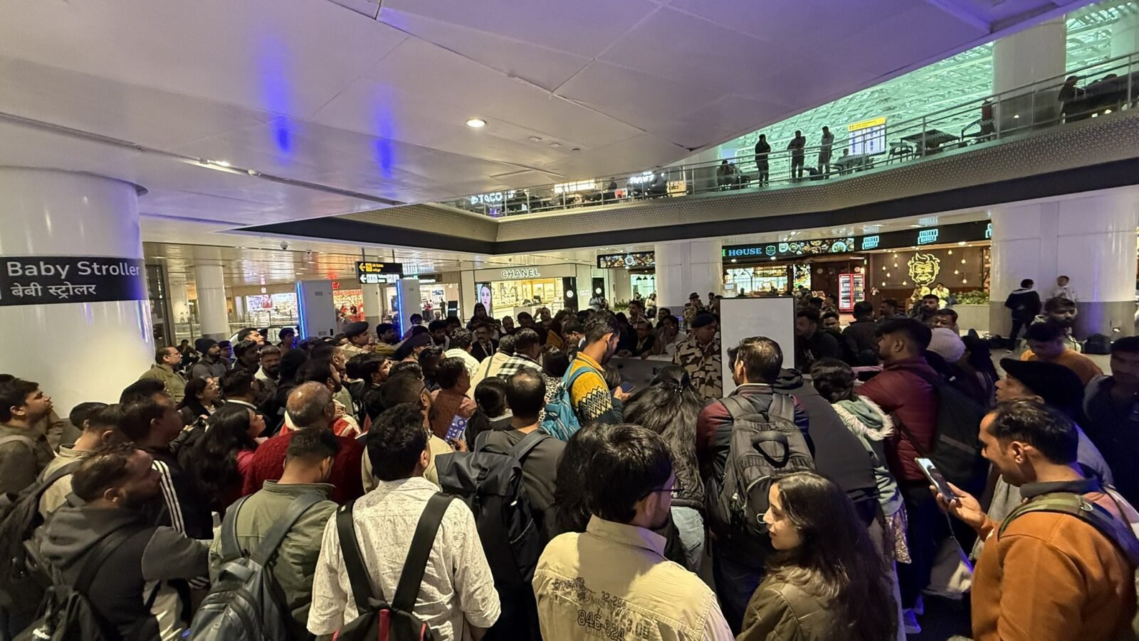 नई दिल्ली: परिचालन संबंधी गंभीर समस्याओं और चालक दल की कमी के कारण इंडिगो ने शुक्रवार को देशभर में 1,000 से अधिक उड़ानें रद्द कर दीं, जिससे यात्रियों को भारी परेशानी का सामना करना पड़ा। डीजीसीए ने मामले की जांच के लिए चार सदस्यीय समिति बनाई है और एयरलाइन के नियंत्रण केंद्रों पर टीमें तैनात की हैं। दिल्ली, मुंबई, अहमदाबाद, वाराणसी सहित कई शहरों में बड़ी संख्या में उड़ानें प्रभावित हुईं। इंडिगो ने 05 से 15 दिसंबर तक टिकट रद्द कराने पर पूरा रिफंड और री-शेड्यूलिंग पर कोई अतिरिक्त शुल्क न लेने की घोषणा की है। एयरलाइन ने कहा कि 10-15 दिसंबर तक स्थिति सामान्य होने की उम्मीद है।