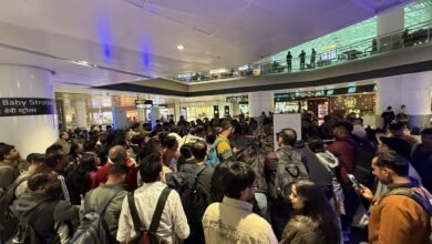 नई दिल्ली: परिचालन संबंधी गंभीर समस्याओं और चालक दल की कमी के कारण इंडिगो ने शुक्रवार को देशभर में 1,000 से अधिक उड़ानें रद्द कर दीं, जिससे यात्रियों को भारी परेशानी का सामना करना पड़ा। डीजीसीए ने मामले की जांच के लिए चार सदस्यीय समिति बनाई है और एयरलाइन के नियंत्रण केंद्रों पर टीमें तैनात की हैं। दिल्ली, मुंबई, अहमदाबाद, वाराणसी सहित कई शहरों में बड़ी संख्या में उड़ानें प्रभावित हुईं। इंडिगो ने 05 से 15 दिसंबर तक टिकट रद्द कराने पर पूरा रिफंड और री-शेड्यूलिंग पर कोई अतिरिक्त शुल्क न लेने की घोषणा की है। एयरलाइन ने कहा कि 10-15 दिसंबर तक स्थिति सामान्य होने की उम्मीद है।