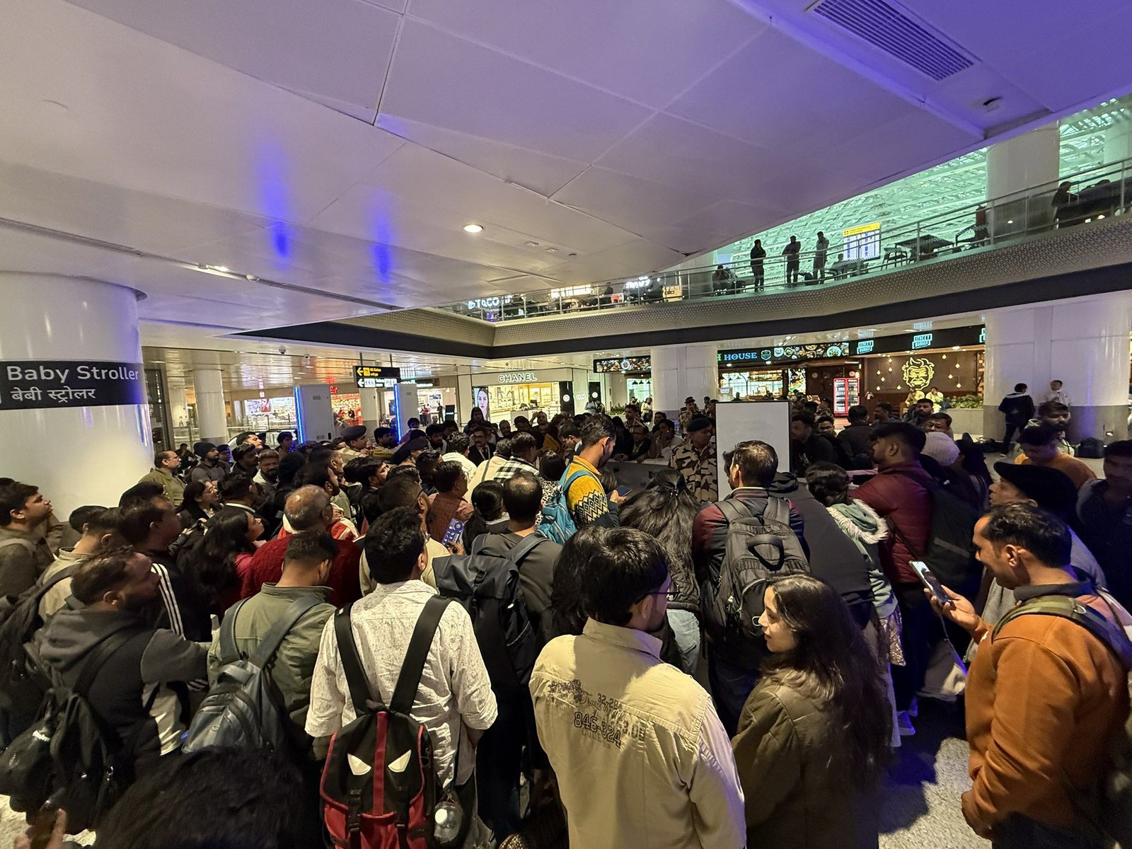 नई दिल्ली: परिचालन संबंधी गंभीर समस्याओं और चालक दल की कमी के कारण इंडिगो ने शुक्रवार को देशभर में 1,000 से अधिक उड़ानें रद्द कर दीं, जिससे यात्रियों को भारी परेशानी का सामना करना पड़ा। डीजीसीए ने मामले की जांच के लिए चार सदस्यीय समिति बनाई है और एयरलाइन के नियंत्रण केंद्रों पर टीमें तैनात की हैं। दिल्ली, मुंबई, अहमदाबाद, वाराणसी सहित कई शहरों में बड़ी संख्या में उड़ानें प्रभावित हुईं। इंडिगो ने 05 से 15 दिसंबर तक टिकट रद्द कराने पर पूरा रिफंड और री-शेड्यूलिंग पर कोई अतिरिक्त शुल्क न लेने की घोषणा की है। एयरलाइन ने कहा कि 10-15 दिसंबर तक स्थिति सामान्य होने की उम्मीद है।