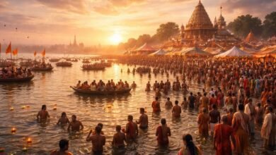 प्रयागराज के संगम तट पर पौष पूर्णिमा स्नान के साथ माघ मेले का शुभारंभ हो गया है। एक माह तक चलने वाले कल्पवास में इस वर्ष करीब 4 लाख श्रद्धालु जप-तप और साधना करेंगे। बढ़ती संख्या को देखते हुए पहली बार 950 बीघे में ‘प्रयागवाल नगर’ बसाया गया है। स्वच्छता, ठंड से बचाव, तंबू, अलाव और मूलभूत सुविधाओं के व्यापक इंतजाम किए गए हैं।